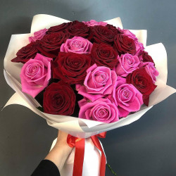 Букет из 29 красных и розовых роз