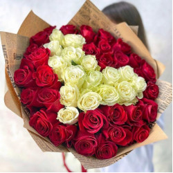 Букет из 45 красных и белых роз в форме сердца